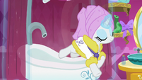 Rarity jumping out of the bathtub S7E19