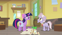 Spike falls over with Dusty's mail S9E5