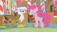 Pinkie welcomes Gilda to the party S1E05