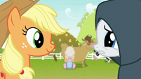 Rarity looking worried at Applejack S7E19