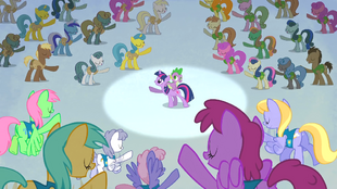 S01E11 Twilight pod koniec piosenki Winter Wrap Up.png