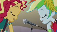 Sunset Shimmer and Rainbow Dash sing together EG4