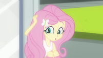 Fluttershy sente algo acertar sua cabeça EG