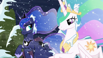 Luna looks at Celestia; Celestia smiling S6E2