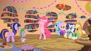 Все пони отмечают день рождения Спайка.