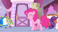 Pinkie Pie carrying boxes S4E19