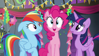 Pinkie pops in between Rainbow and Twilight S6E7