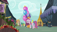 Twisty's balloons deflate as Pinkie walks past S8E18