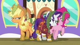 S06E22 Applejack, Rarity i Pinkie wysiadają z pociągu