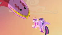 Tatzlwurm looking at princesses S4E11.png (416 KB) Tatzlwurm looking at princesses S4E11