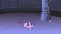 Twilight appears in the throne room S1E02