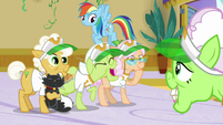 Granny Smith laughing at Auntie Applesauce S8E5