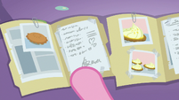 Pinkie Pie points at boysenberry pie file S7E23