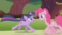 Pinkie wants that Twilight would follow her S01E10