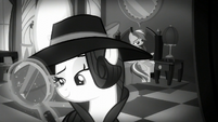 Rarity looking at her reflection on magnifying glass S5E15