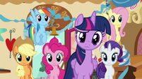 Twilight looking confused S5E19