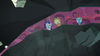 Rarity, AJ, and Meadowbrook see the earth split S7E26