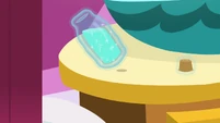 Rarity levitating the potion bottle S7E19.png (513 KB)