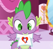 Spike con la camiseta de Rarity