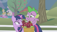 Spike munching on the red apple S1E03