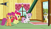 Sweetie Belle invites Zipporwhill into clubhouse S7E6