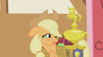 Applejack with her trophy S1E04