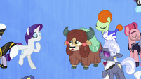 High-class ponies disperse away from Yona S9E7