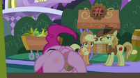 Pinkie stuffs another cupcake in her mouth S9E17