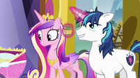 Shining Armor levitating jar of mashed peas S7E3