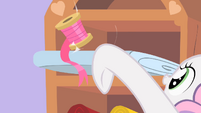 Sweetie Belle Knocks Over Ribbon S1E17