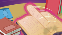 Twilight's magic flips through book pages S6E19