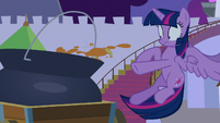 Twilight cut off by giant cauldron of soup S9E17