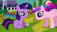 Princesa Cadance poniendo una venda en la herida de Twilight