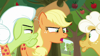 Applejack "sure seems to be enjoyin' this" S9E10