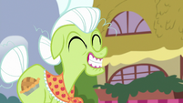 Granny Smith grinning widely S7E2