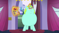 Incidental Pony enters Canterlot Carousel S5E14