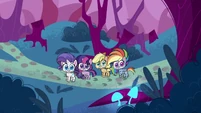 Main ponies hear howling sound PLS1E8a.png (939 KB)