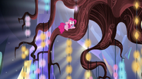 Pinkie hyperventilates on the chandelier S5E19