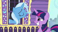 Twilight grinning uncomfortably at Trixie S6E25