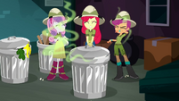 Apple Bloom closes the trash can again SS11