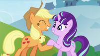 Applejack shakes hooves with Starlight S5E26