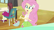 Fluttershy derruba a tijela com frutas EG