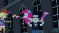 Pinkie Pie entrega a coroa para Applejack EG