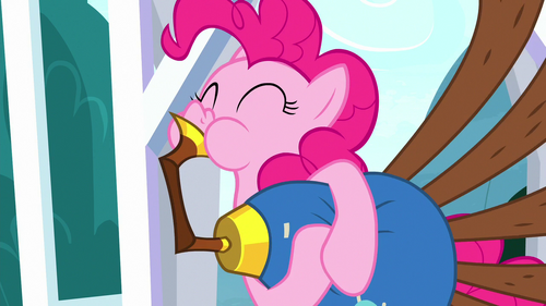 Pinkie happily playing the yovidaphone S8E18.png