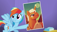 Rainbow points at the Smash Fortune poster S5E19