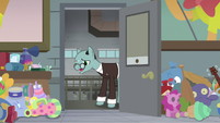 Sans out of breath at Cheese's office door S9E14