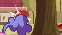 Student mare bounces ball off her tail S8E12
