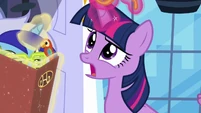 Twilight removes her sunglasses S5E12