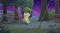 Apple Bloom running past traps S9E10