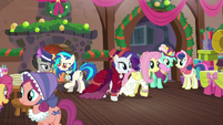 Flutterholly and Merry hears knocking and heads to the door S06E08